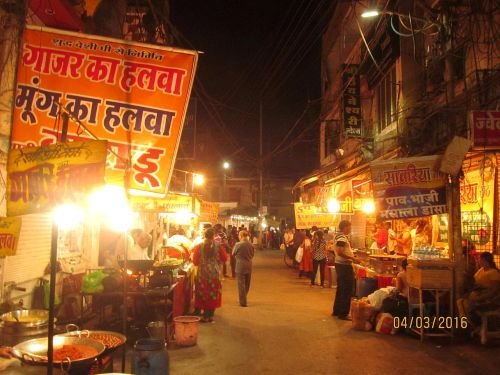Sarafa Night Food Market Indore: Location, Connectivity, Nearby Areas